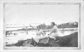 Germaine et Rose-Aimée Loubier au pont de Beauceville