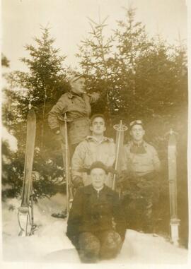 Côme ou Damien Métivier avec des amis janvier 1943