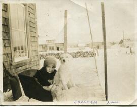 Joachim (2 ans) avec son chien vers 1920-1921